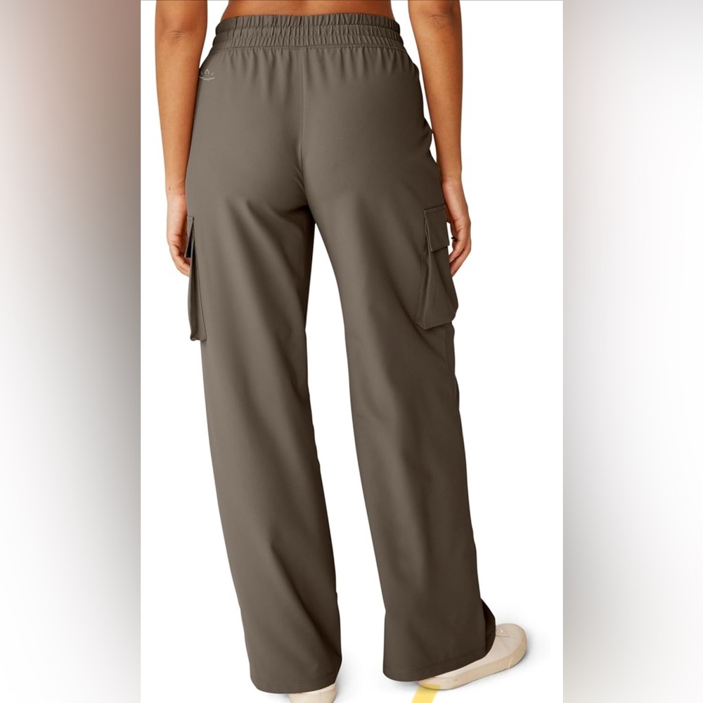 NWT Beyond Yoga Women's City Chic Cargo Pants - Picture 2 of 7